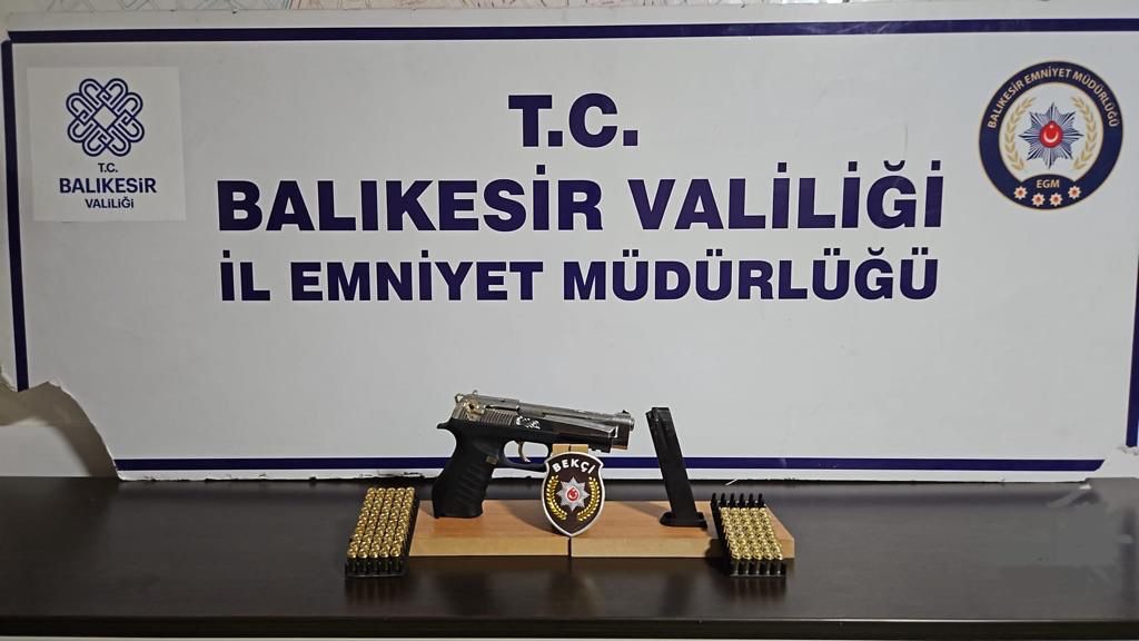 6 ilçede yapılan operasyonda 4 kişi yakalandı Balıkesir’in 6 ilçesinde yapılan operasyonda 4 kişi yakalandı. Balıkesir İl