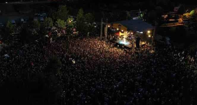 Erdek’in kurtuluş yıl dönümünde pop müzik rüzgarı esecek Erdek’in 101’inci kurtuluş yıl dönümünde sevilen sanatçı Erdeklilerle buluşacak. Erdek’in