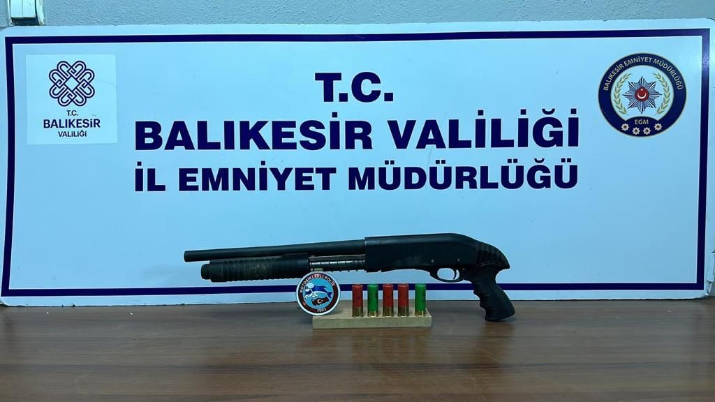 Balıkesir’in ilçelerinde 22 kişi yakalandı Balıkesir’in ilçelerinde yapılan operasyonda 11 kişi tutuklandı. Balıkesir İl Emniyet
