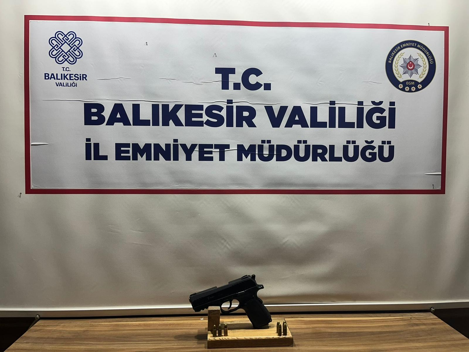 Balıkesir’de yapılan operasyonda 11 kişi tutuklandı.&nbsp; Balıkesir İl Emniyet Müdürlüğünce