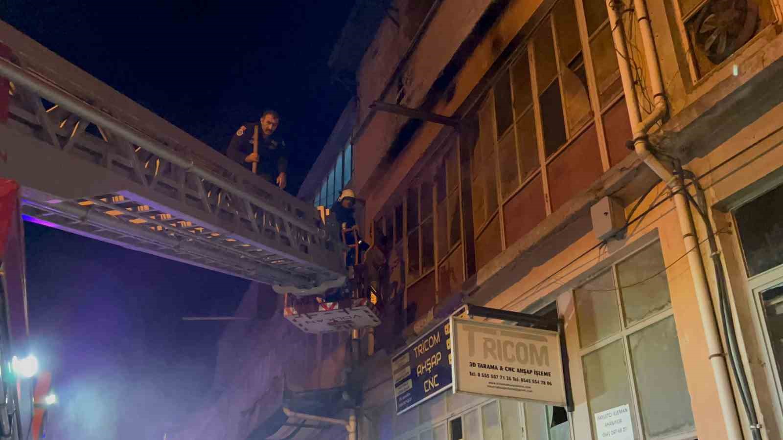 BURSA'NIN İNEGÖL İLÇESİ MAHMUDİYE MAHALLESİNDE FAALİYET GÖSTEREN MOBİLYA İMALATHANESİNDE YANGIN