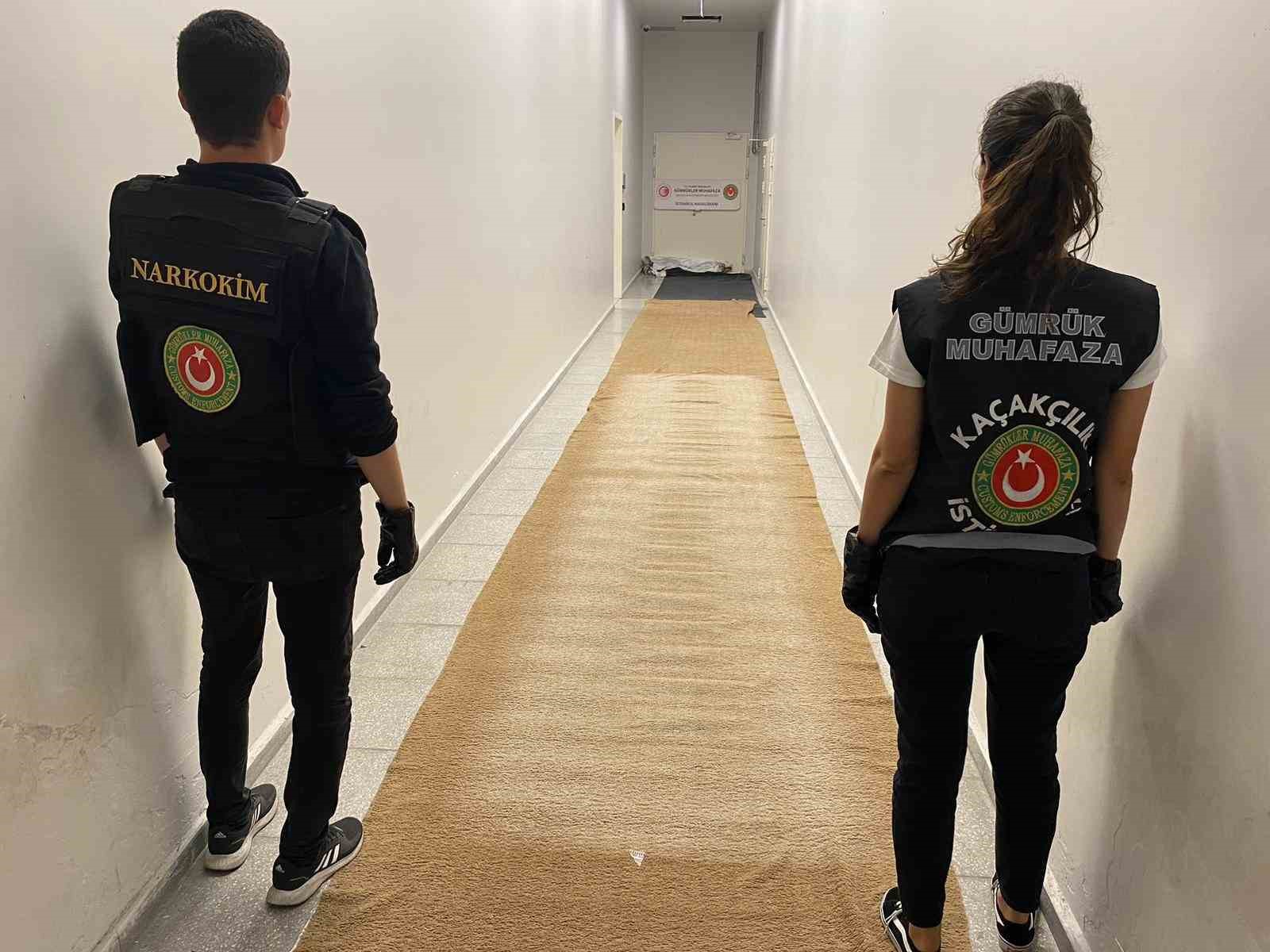 İstanbul Havalimanı’nda halıya emdirilmiş 17 kilo uyuşturucu ele geçirildi İSTANBUL HAVALİMANI'NDA HALIYA EMDİRİLMİŞ 17 KİLO UYUŞTURUCU YAKALANDI