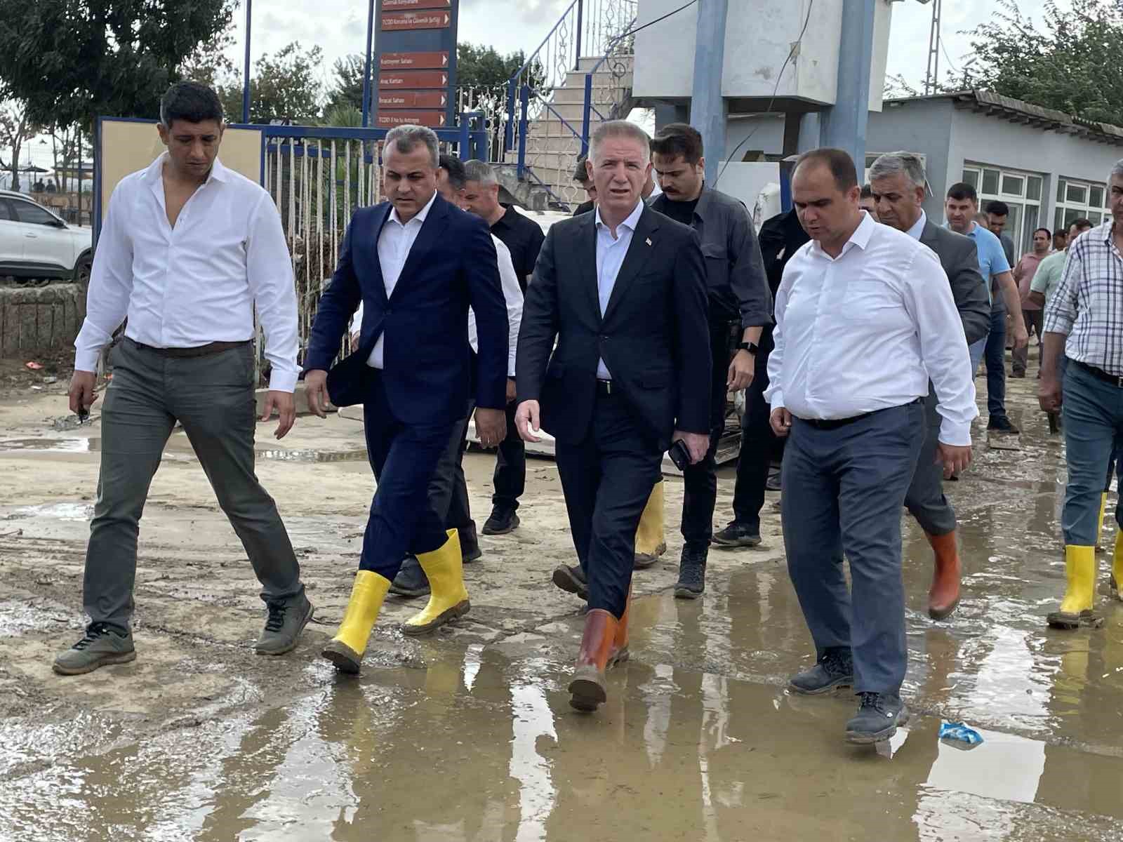 İSTANBUL VALİSİ DAVUT GÜL SELİN VURDUĞU HALKALI GÜMRÜK’TE İNCELEMELERDE BULUNUP