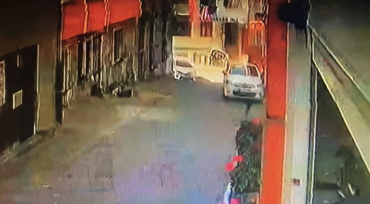 KAĞITHANE’DE BABALARI ARAÇTAN AYRILDIKTAN SONRA EL FRENİNİ İNDİREN ÇOCUKLAR OTOMOBİL