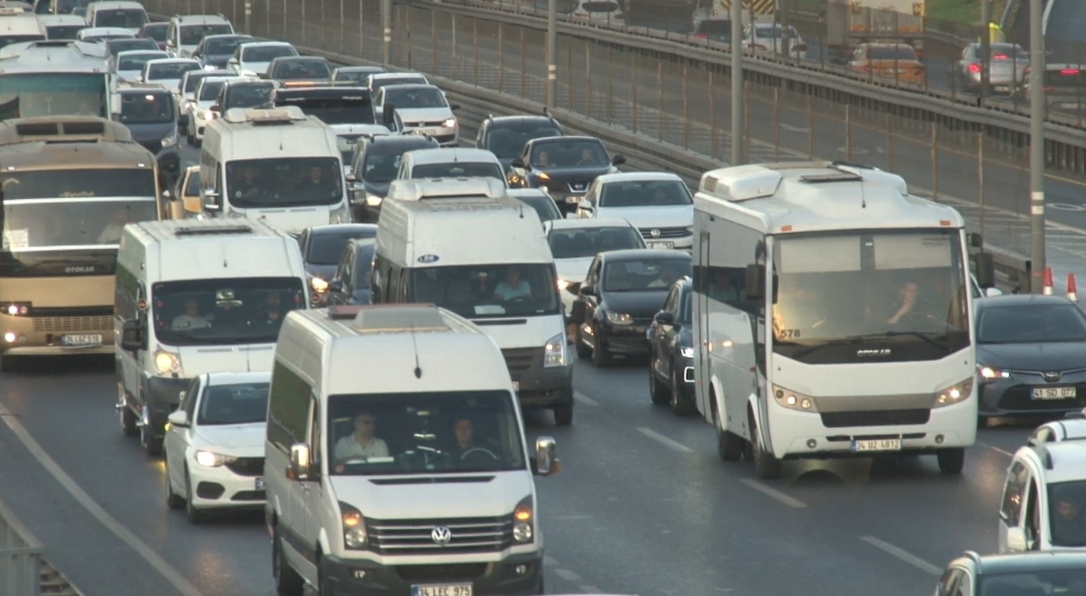 İSTANBUL’DA EĞİTİM ÖĞRETİM DÖNEMİNİN BAŞLAMASIYLA BİRLİKTE TRAFİKTE YOĞUNLUK OLUŞTU