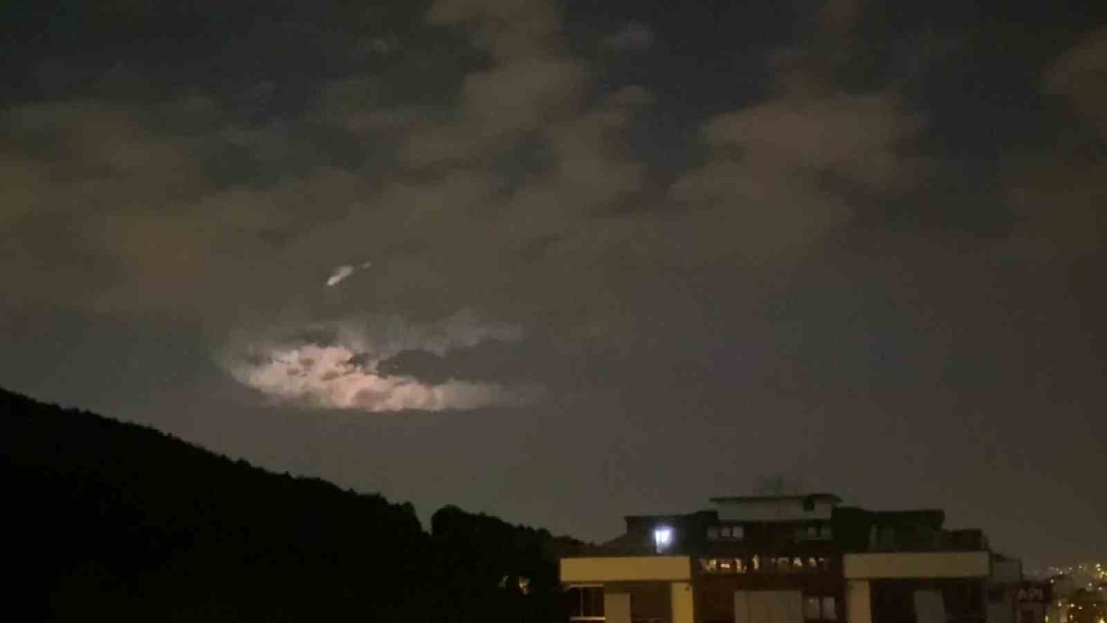 İSTANBUL’DA GECE GÖRÜLEN ŞİMŞEKLER İNSANLARI KORKUTTU