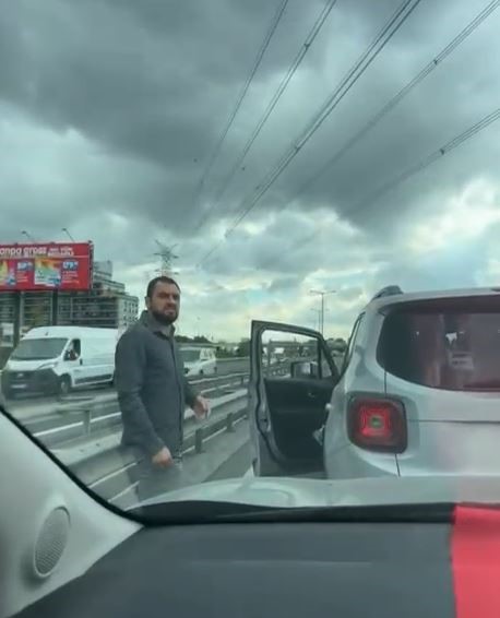 ARNAVUTKÖY'DE OTOMOBİLİYLE SEYİR HALİNDEYKEN BAŞKA BİR SÜRÜCÜ TARAFINDAN SIKIŞTIRILAN PSİKİYATRİST