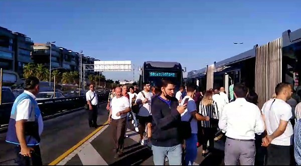 KÜÇÜKÇEKMECE CENNET MAHALLESİ’NDE METROBÜS ARIZA YAPTI