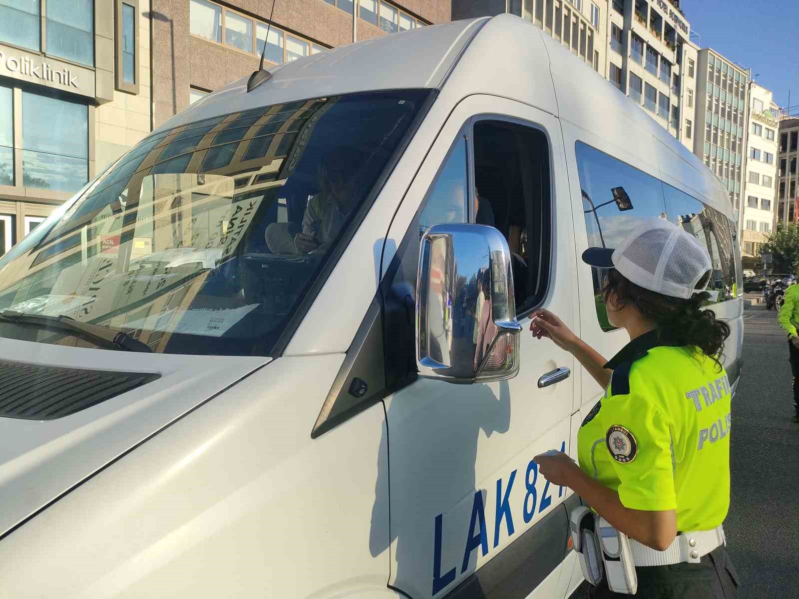 İSTANBUL'DA OKUL SERVİSLERİNE YÖNELİK DENETİM GERÇEKLEŞTİRİLDİ.