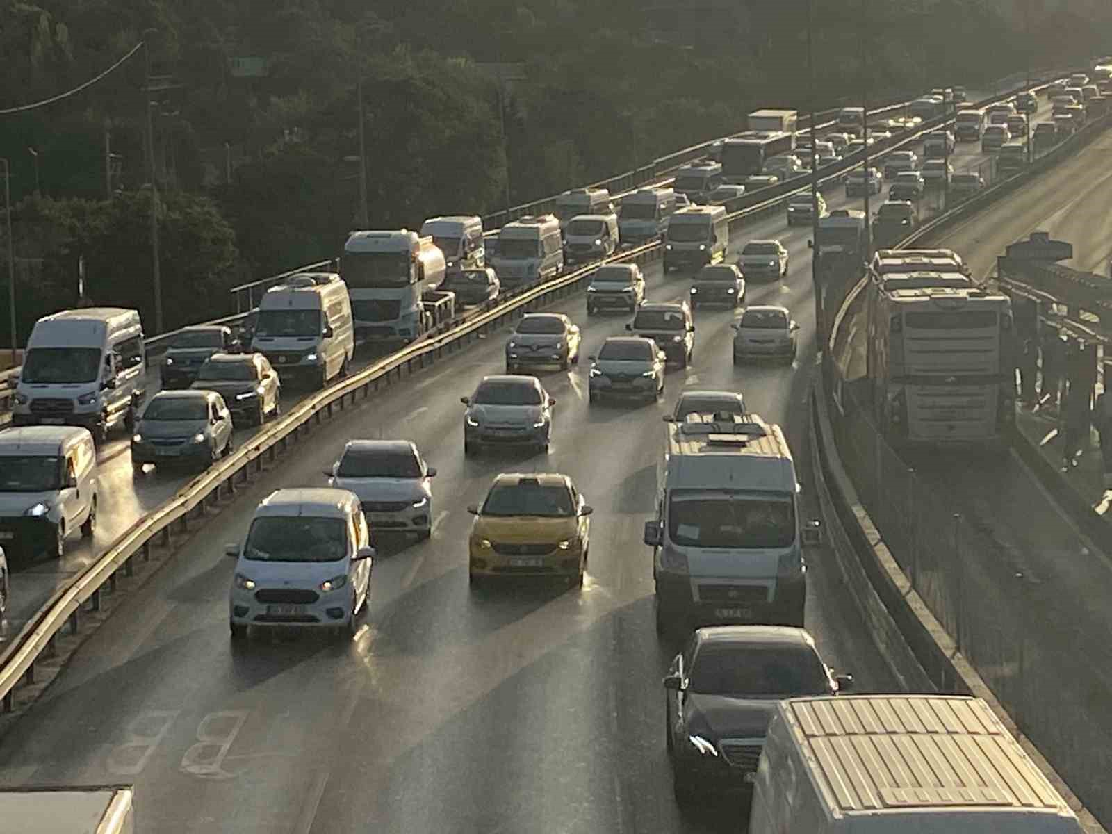 İSTANBUL'DA OKULLARIN AÇILMASIYLA TRAFİK YOĞUNLUĞU ARTTI