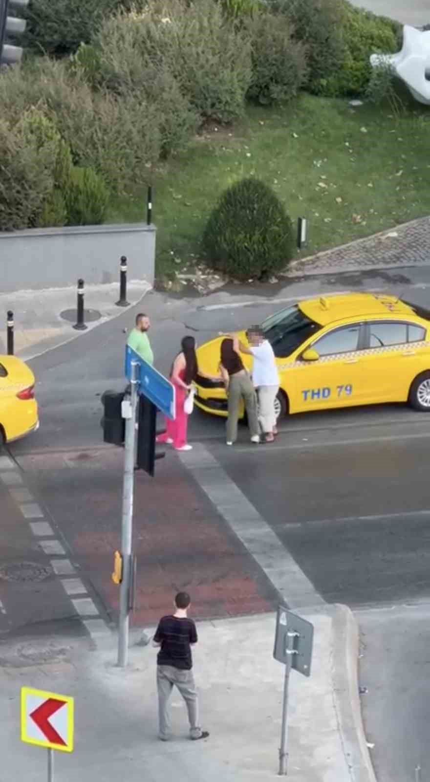 BEYOĞLU’NDA BİR TAKSİCİ İLE YABANCI UYRUKLU İKİ KADIN ARASINDA ÇIKAN