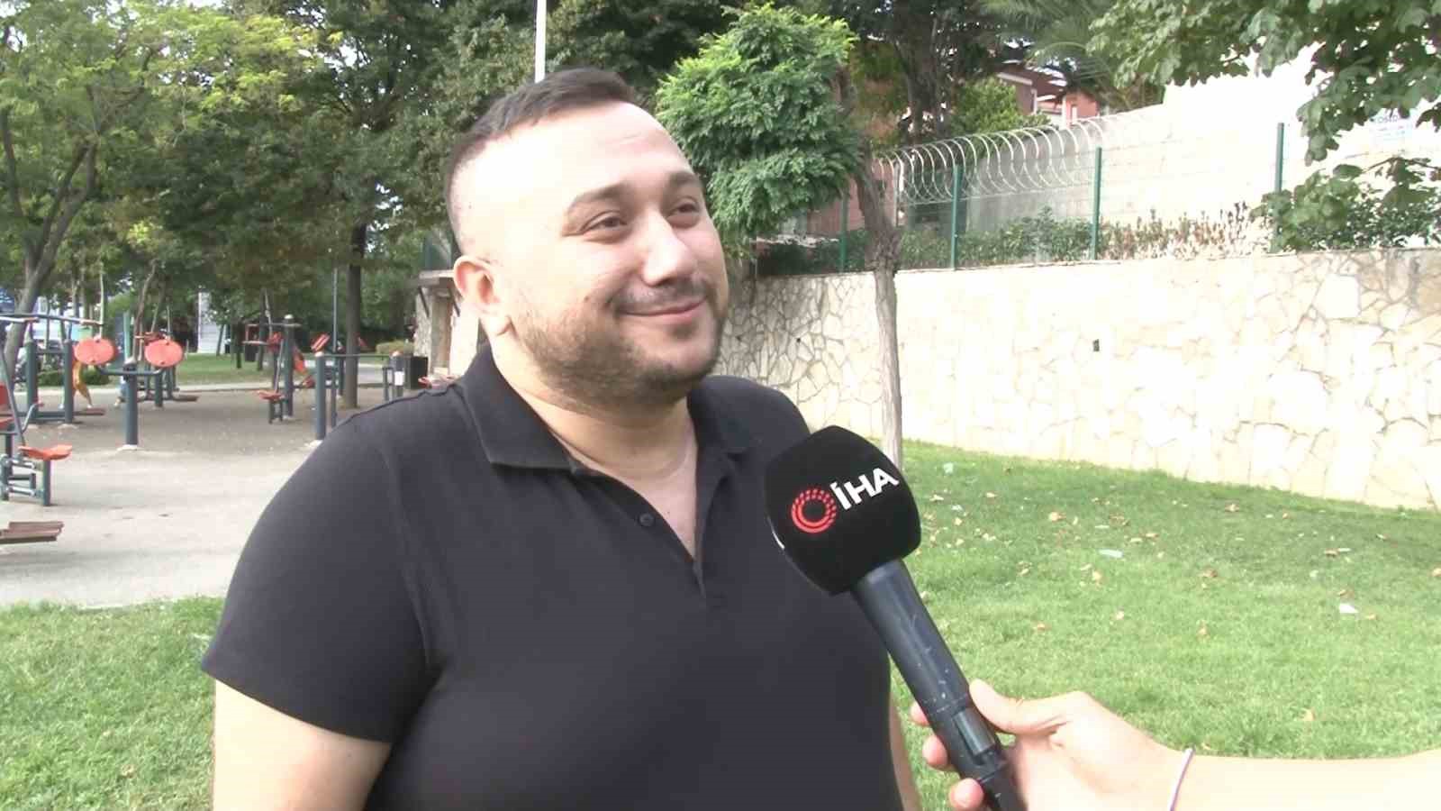 İSTANBUL’DA ARACINA BİNEN TURİST İLE TÜRKÜ EŞLİĞİNDE EĞLENEN TAKSİCİ KONUŞTU.