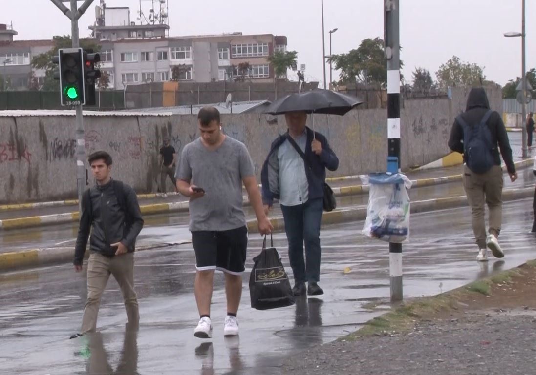 İstanbul’da yağmur etkili oluyor METEOROLOJİNİN UYARILARININ ARDINDAN YAZ AYLARINI AŞIRI SICAK VE YAĞIŞSIZ GEÇİREN