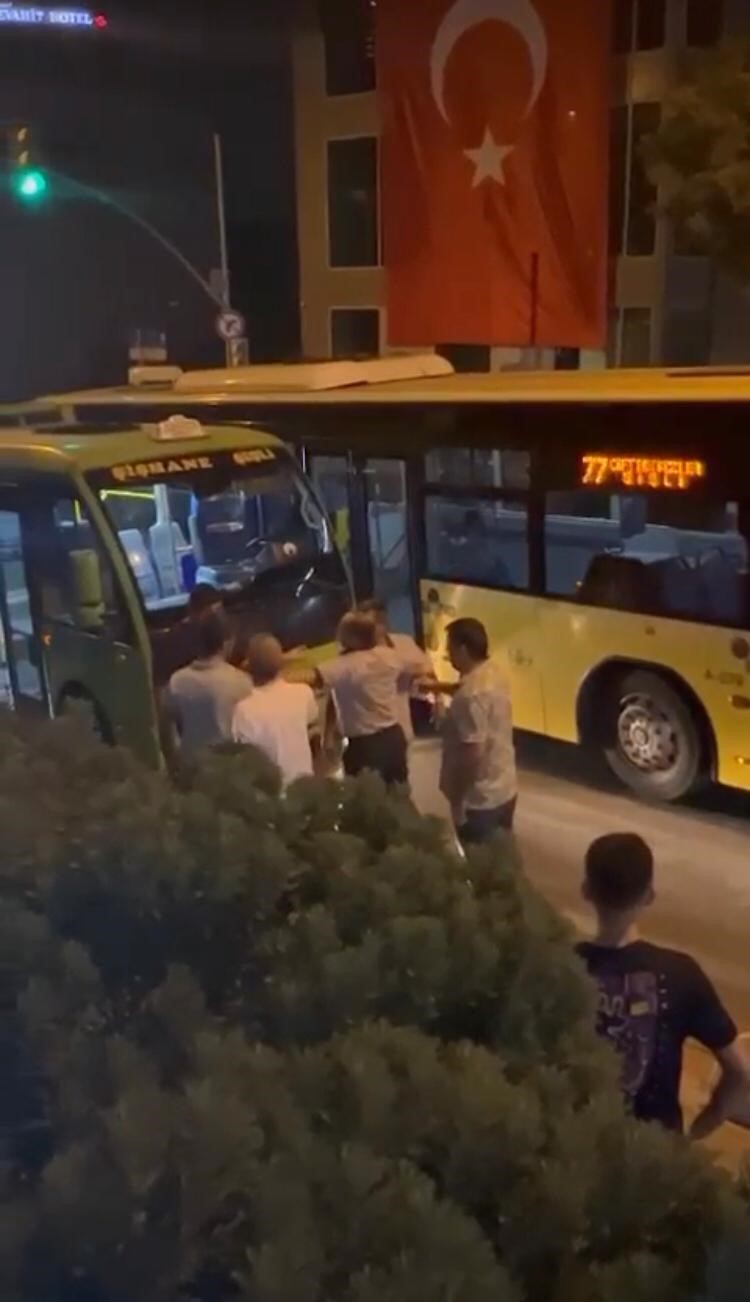 İETT OTOBÜSÜ ŞOFÖRÜ İLE BİR MİNİBÜS SÜRÜCÜSÜ ARASINDA YOL VERME