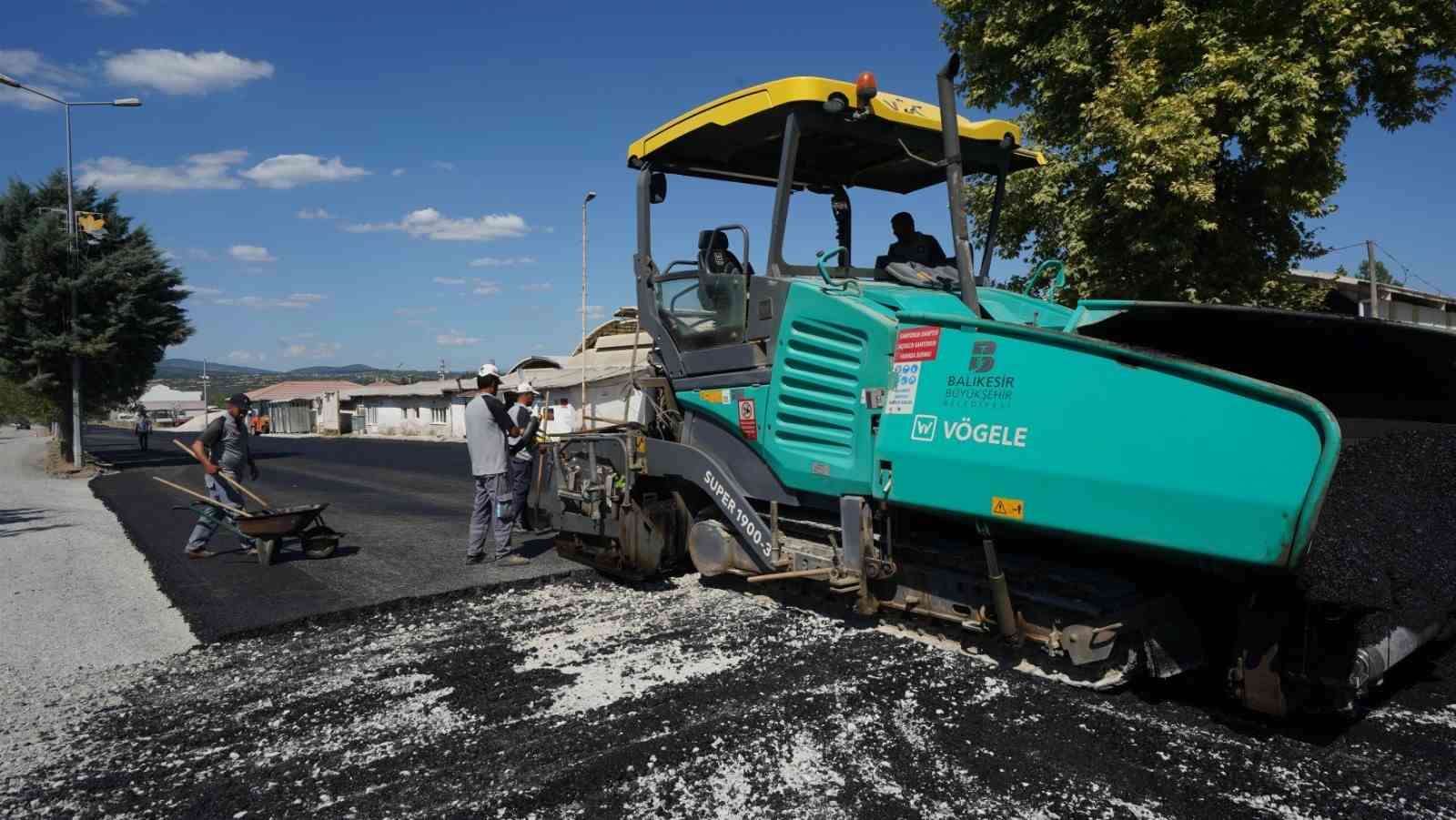 İVRİNDİ’DE DEFORME OLAN YOLLARA SICAK ASFALT