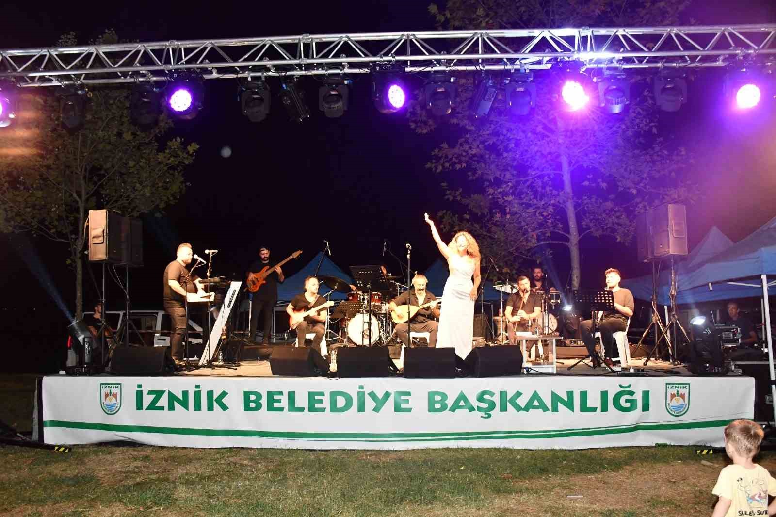 İZNİK BELEDİYESİ TARAFINDAN YAZ BOYUNCA SAHİLDE DÜZENLENEN ETKİNLİKLER GERÇEKLEŞEN KONSER