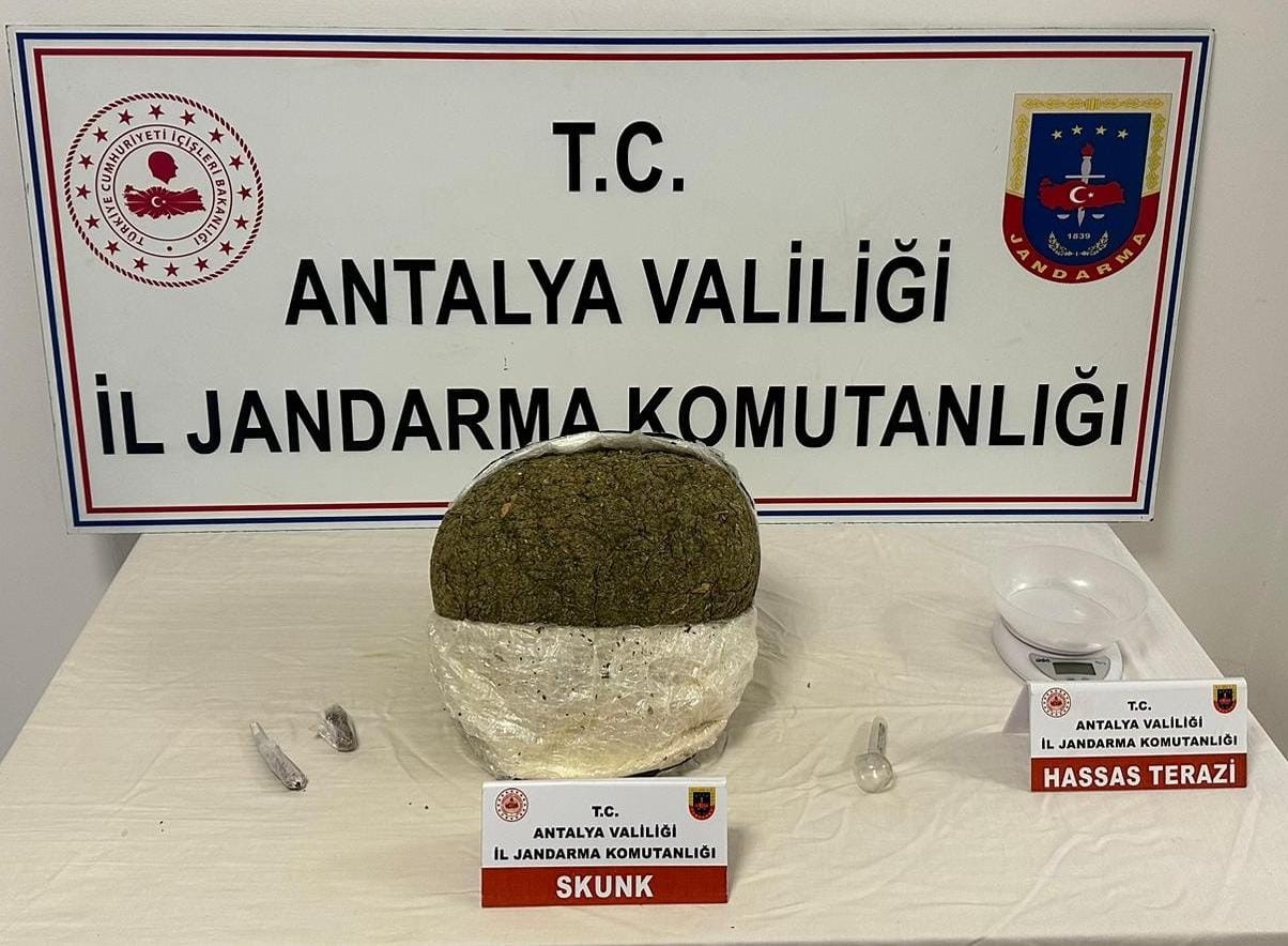 ANTALYA'NIN MANAVGAT İLÇESİNDE İL DIŞINDAN UYUŞTURUCU TAŞIYAN OTOMOBİLE DÜZENLENEN OPERASYONDA