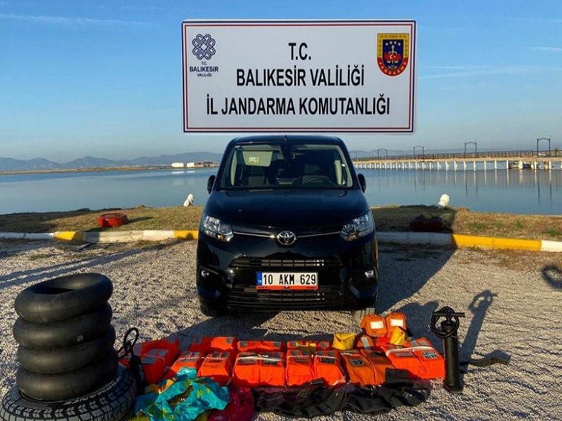 BALIKESİR’İN AYVALIK İLÇESİNDE GÖÇMEN KAÇAKÇILARINA KARŞI YAPILAN OPERASYONDA 3 KİŞİ