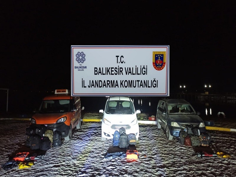 Jandarma’nın operasyonlarında 88 düzensiz göçmen ve 9 organizatör yakalandı BALIKESİR’İN AYVALIK, GÖMEÇ VE EDREMİT İLÇELERİNDE JANDARMA’NIN YAPTIĞI OPERASYONLARDA 88