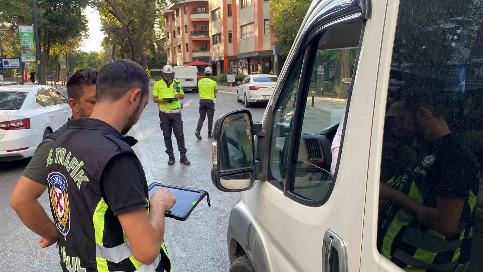 İSTANBUL’DA OKUL SERVİSLERİNE YÖNELİK DENETİM GERÇEKLEŞTİRİLDİ. KADIKÖY’DE GERÇEKLEŞTİRİLEN DENETİMLERDE SERVİS