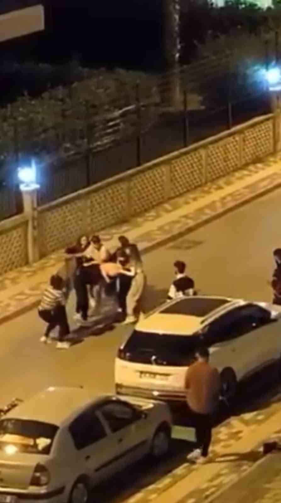 Kadınlar birbirine girdi, erkekler izledi BURSA’DA KADINLARIN BULUNDUĞU İKİ GRUP ARASINDA SÖZLÜ TARTIŞMA ÇIKTI. KISA