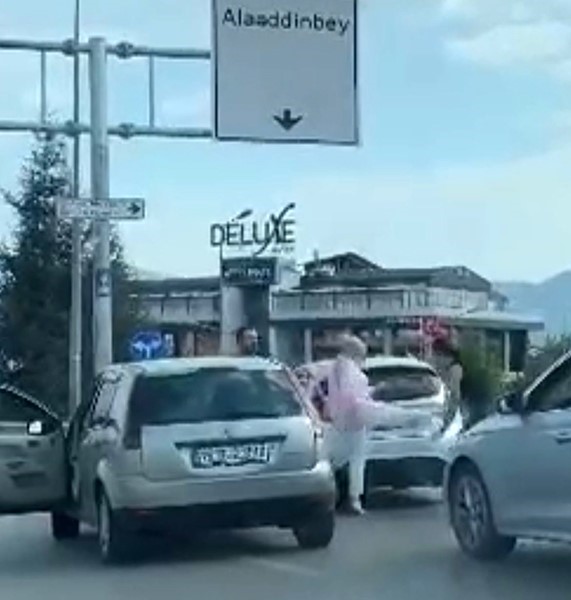 BURSA’DA TRAFİKTE TARTIŞAN KADIN SÜRÜCÜLER TEKME TOKAT BİRBİRLERİNE GİRDİ.