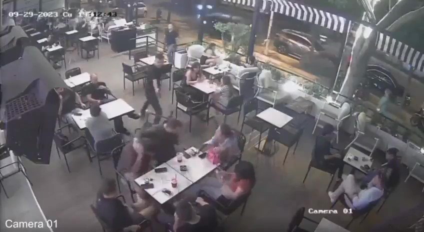 Kafede arkadaşlarıyla otururken kurşun yağmuruna tutuldu ADANA’DA ARKADAŞLARIYLA KAFEDE OTURAN OĞUZ E. (23), DAHA ÖNCE TARTIŞTIĞI