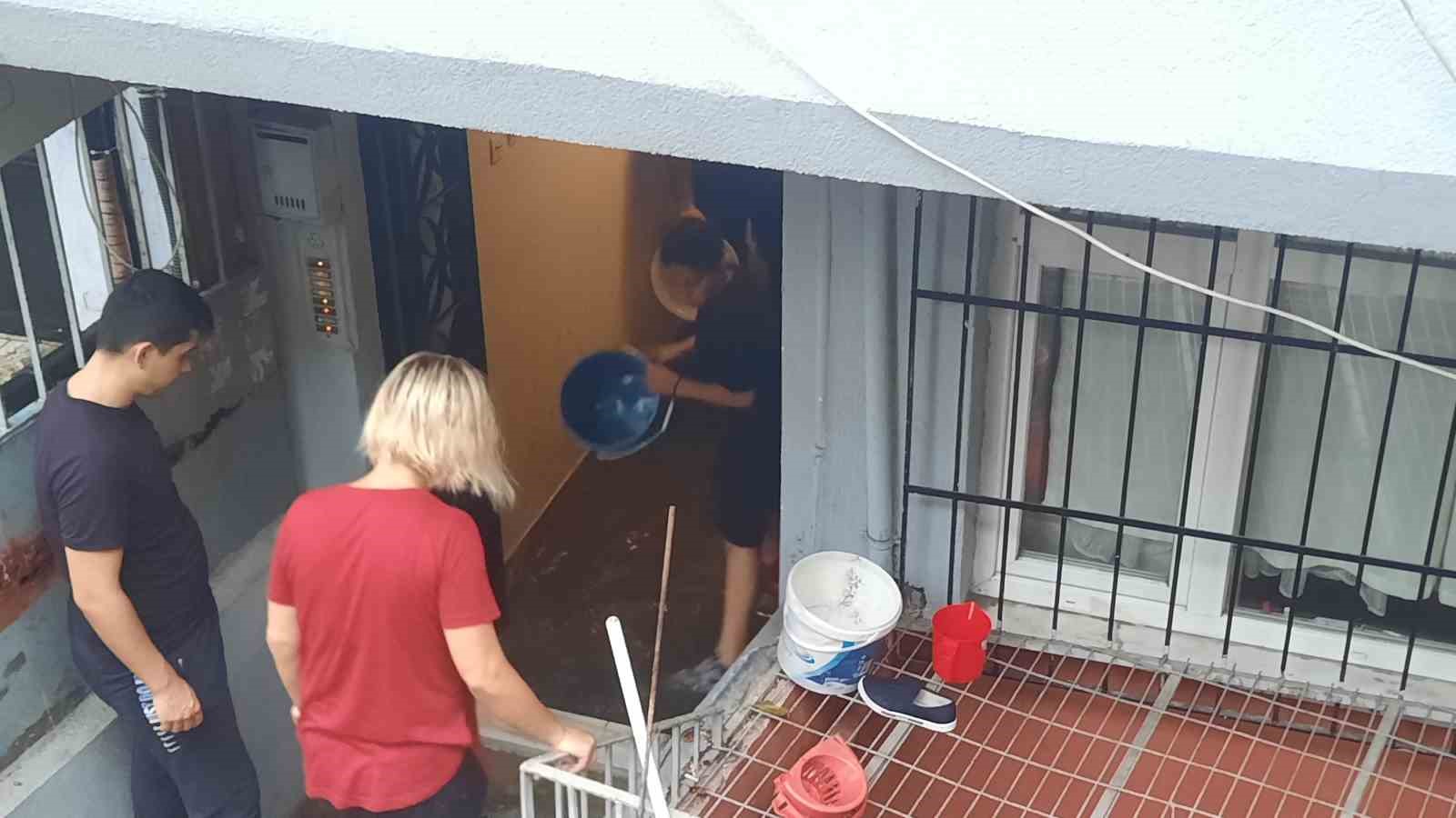 Kağıthane’de evleri su bastı, bir anne ve bebeği mahsur kaldı İSTANBUL KAĞITHANE’DE YOĞUN YAĞIŞ SONRASI BİRÇOK EVİ SU BASTI. BİR