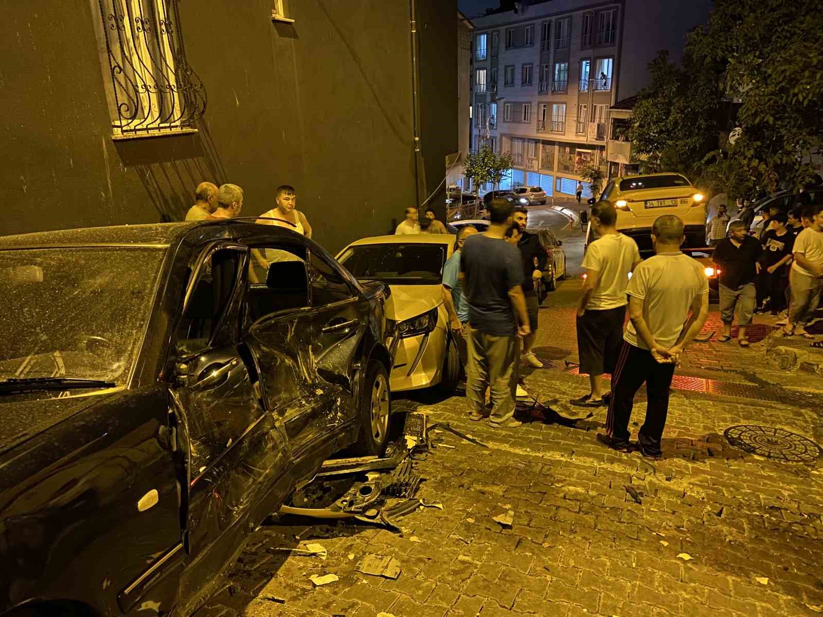 KAĞITHANE’DE FRENİ PATLAYAN TAKSİ YOKUŞ AŞAĞI KAYARAK 3 ARACA ÇARPTI: