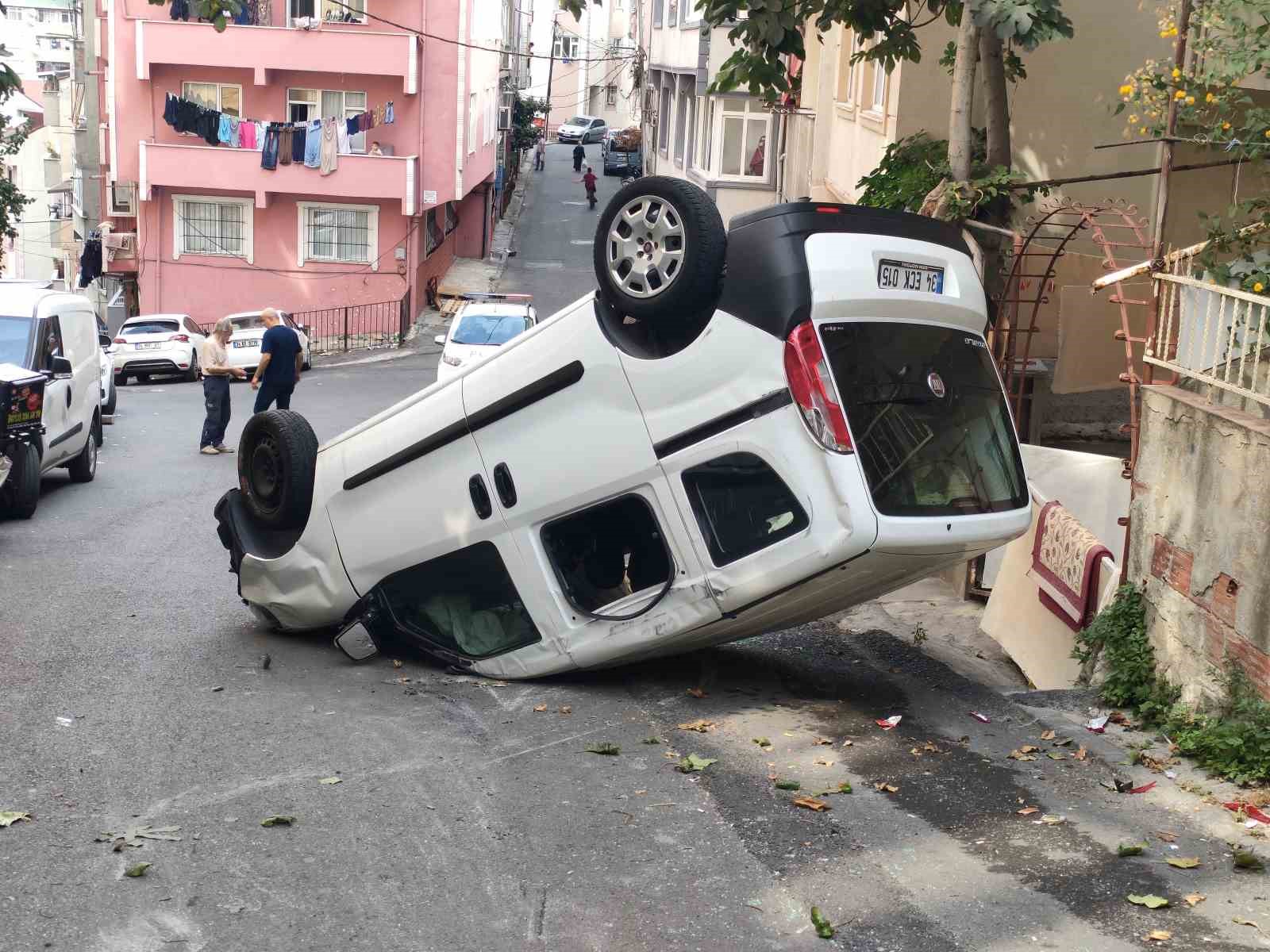 KAĞITHANE’DE FRENİ TUTMAYAN ARAÇ ÖNCE DUVARA, ARDINDAN ELEKTRİK DİREĞİNE ÇARPIP