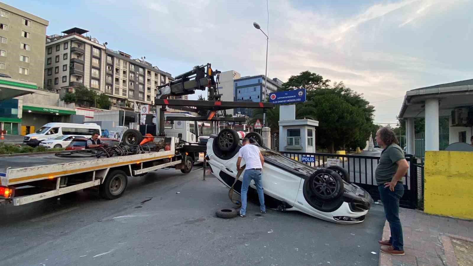 İSTANBUL KAĞITHANE’DE KIRMIZI IŞIKTA GEÇEN OTOMOBİL, KAVŞAKTA DÖNÜŞ ALAN BAŞKA