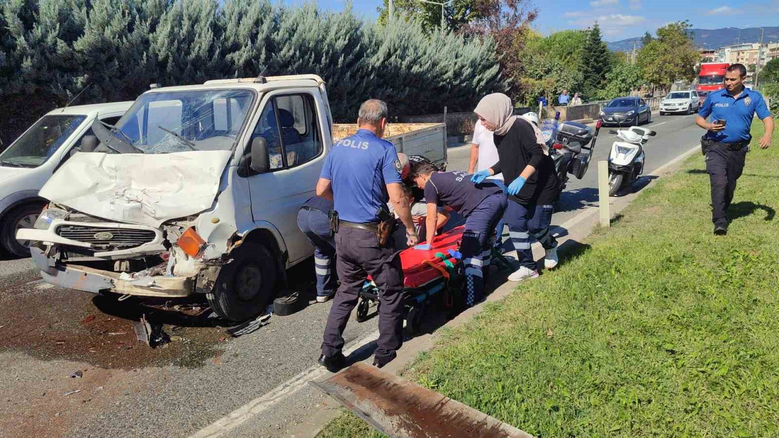 ORHANGAZİ’DE ANA YOL YALOVA KÖPRÜSÜ YAKINLARINDA MEYDANA GELEN TRAFİK KAZASINDA