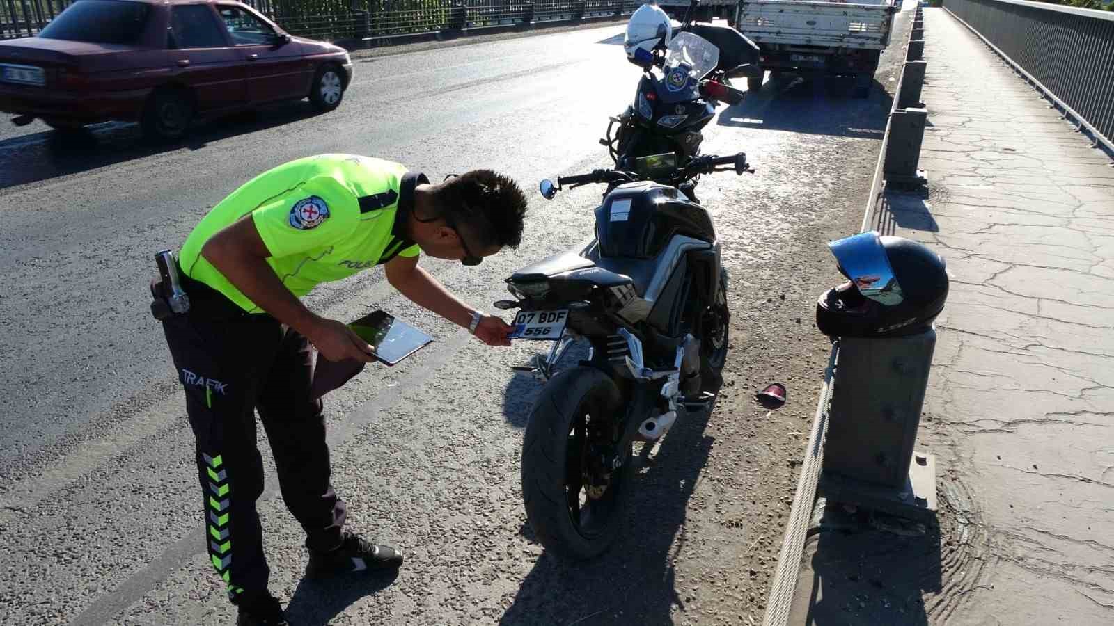 ANTALYA'NIN MANAVGAT İLÇESİNDE, MOTOSİKLETİN KAMYONETE ARKADAN ÇARPMASI SONUCU SÜRÜCÜ YARALANDI.