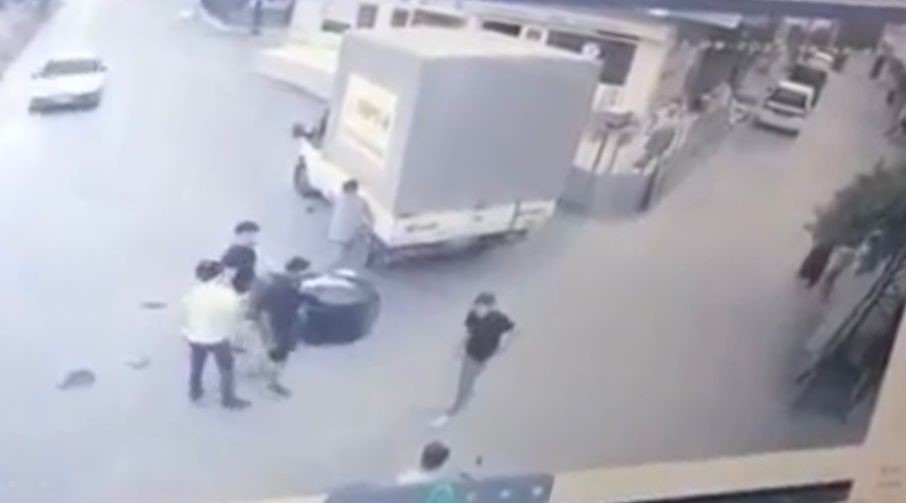 BURSA’DA MOTOSİKLET SÜRÜCÜSÜ SEYİR HALİNDEKİ KAMYONETE ÇARPTI. ÇARPMANIN ETKİSİYLE MOTOSİKLETİN