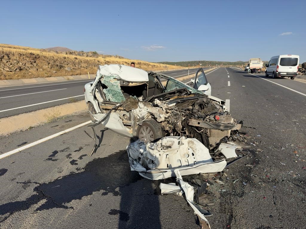 ELAZIĞ’DA KAMYON İLE OTOMOBİL ÇARPIŞMASI SONUCU MEYDANA GELEN KAZADA OTOMOBİL