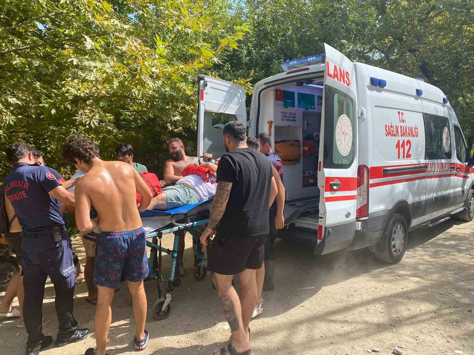 Kanyondan düşerek yaralanan kişiyi itfaiye kurtardı BALIKESİR’İN EDREMİT İLÇESİNDE KANYONDAN DÜŞEREK YARALANAN BİR KİŞİYİ İTFAİYE DÜŞTÜĞÜ