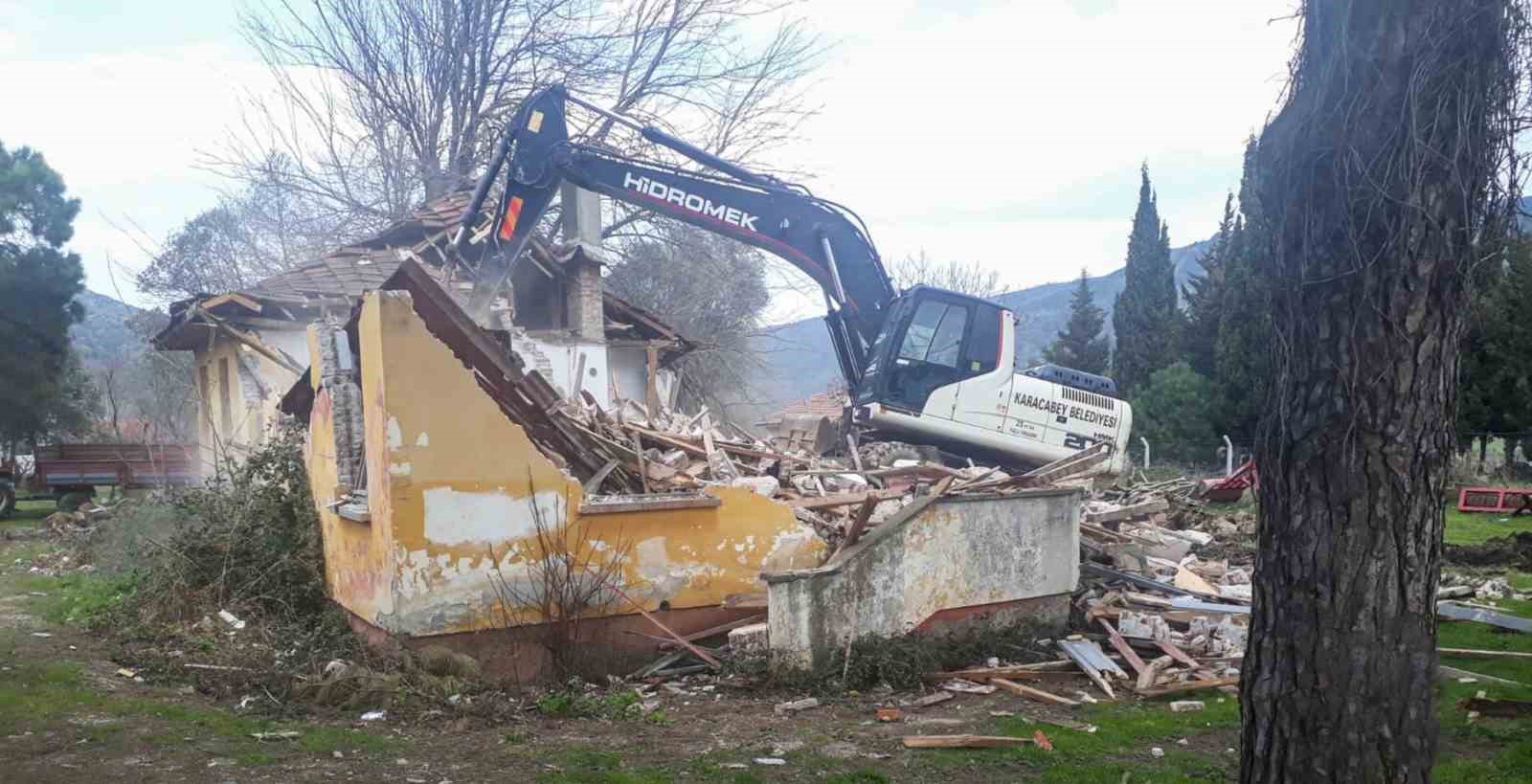 KARACABEY BELEDİYESİ’NİN GEÇTİĞİMİZ GÜNLERDE GERÇEKLEŞTİRDİĞİ 2 METRUK BİNA YIKIMININ ARDINDAN,