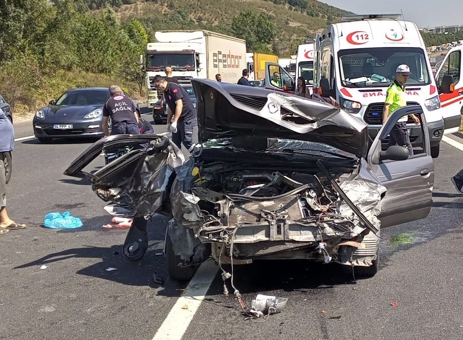 DÜZCE'DE KARŞI ŞERİDE GEÇEN OTOMOBİL İÇERİSİNDE 1'İ ÇOCUK 4 KİŞİ