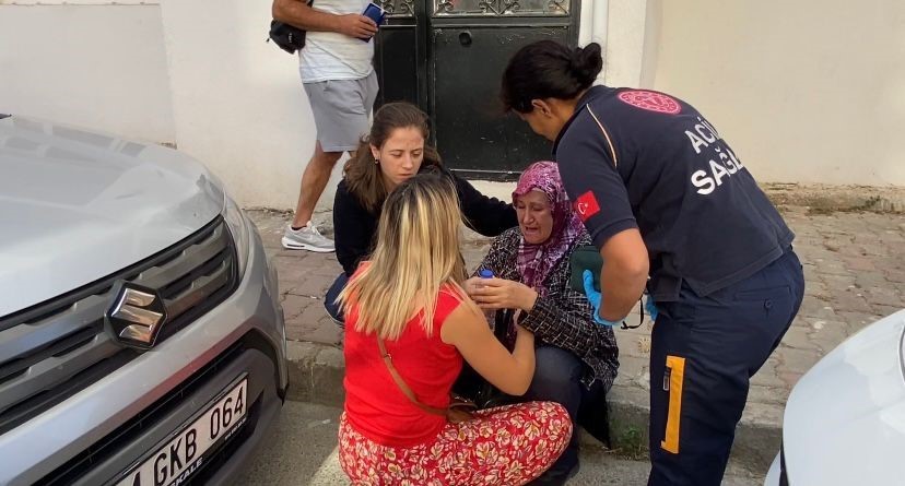KARTAL'DA BİR ŞAHIS, EŞİNE BIÇAKLA SALDIRDI. YAŞLI KADIN KENDİNİ EVİN