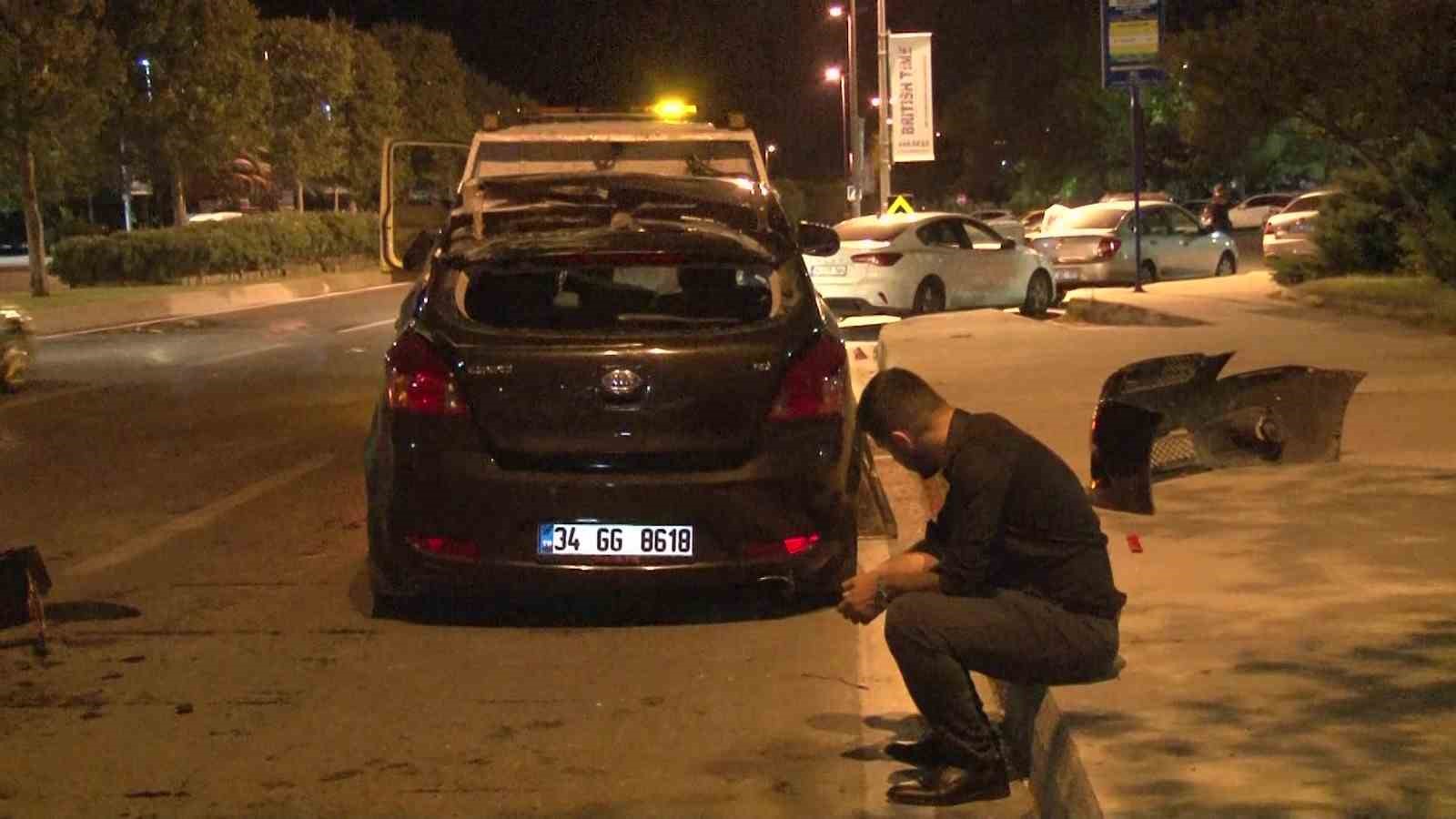 KARTAL'DA HIZ YAPAN ARAÇ ÖNCE AĞACA ÇARPTI, ARDINDAN TAKLA ATARAK