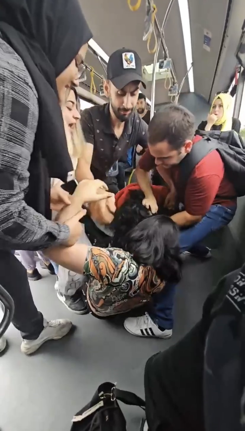 Kartal’da İETT otobüsünde koltuk kavgası: kadınlar birbirine girdi KARTAL’DA SEYİR HALİNDEKİ İETT OTOBÜSÜNDE KADIN YOLCULAR ARASINDA KOLTUK KAVGASI