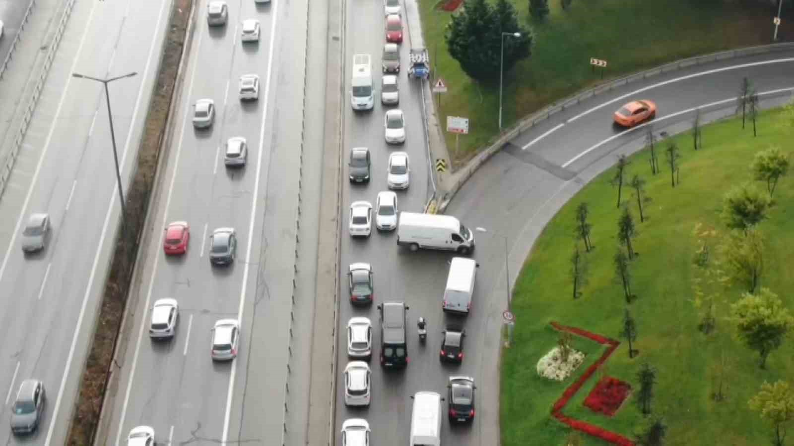 Kartal’da ters yöne girip trafiği birbirine kattılar KARTAL’DA ETKİLİ OLAN YAĞIŞ SONRASI DİREKSİYON HAKİMİYETİNİ KAYBEDEN SÜRÜCÜ YOL