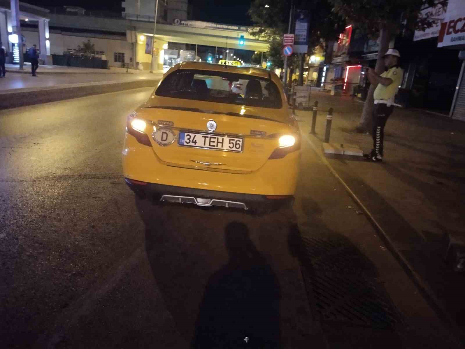 KARTAL’DA TAKSİ VE MOTOSİKLET ÇARPIŞTI: 2 AĞIR YARALI