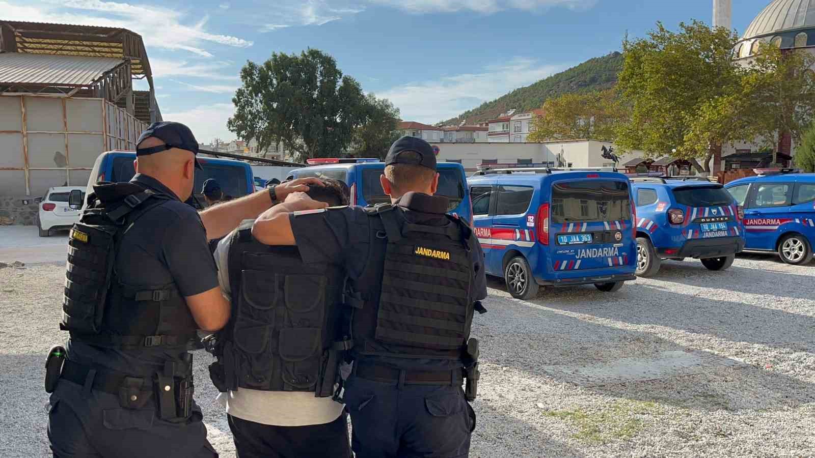 BALIKESİR’İN AYVALIK İLÇESİNDE BİR OTELİN PERSONEL ODASINDA BİR KİŞİ ÖLÜ