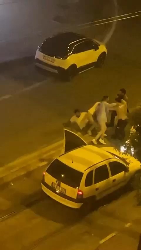 BURSA’DA İKİ GRUP ARASINDA ÇIKAN TEKME TOKAT KAVGA KAMERALARA YANSIDI.