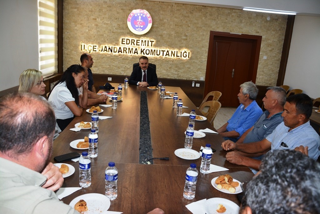 BALIKESİR’İN EDREMİT KAYMAKAMI AHMET ODABAŞ, İLÇE JANDARMA KOMUTANLIĞI BÖLGESİNDE YER