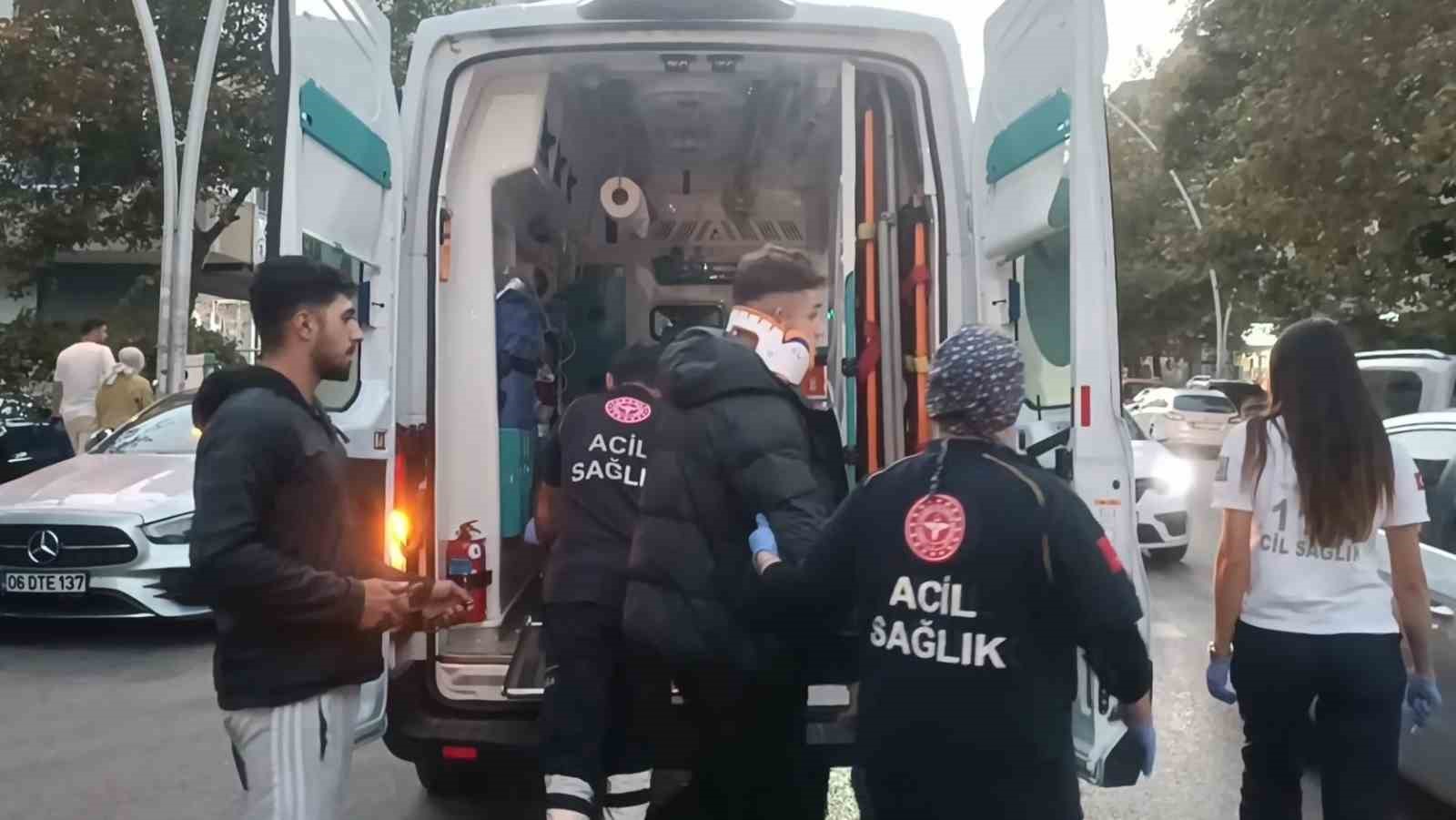 KOCAELİ'NİN GEBZE İLÇESİNDE OTOMOBİL İLE ÇARPIŞAN MOTOSİKLET SÜRÜCÜSÜ YERE SAVRULDU.