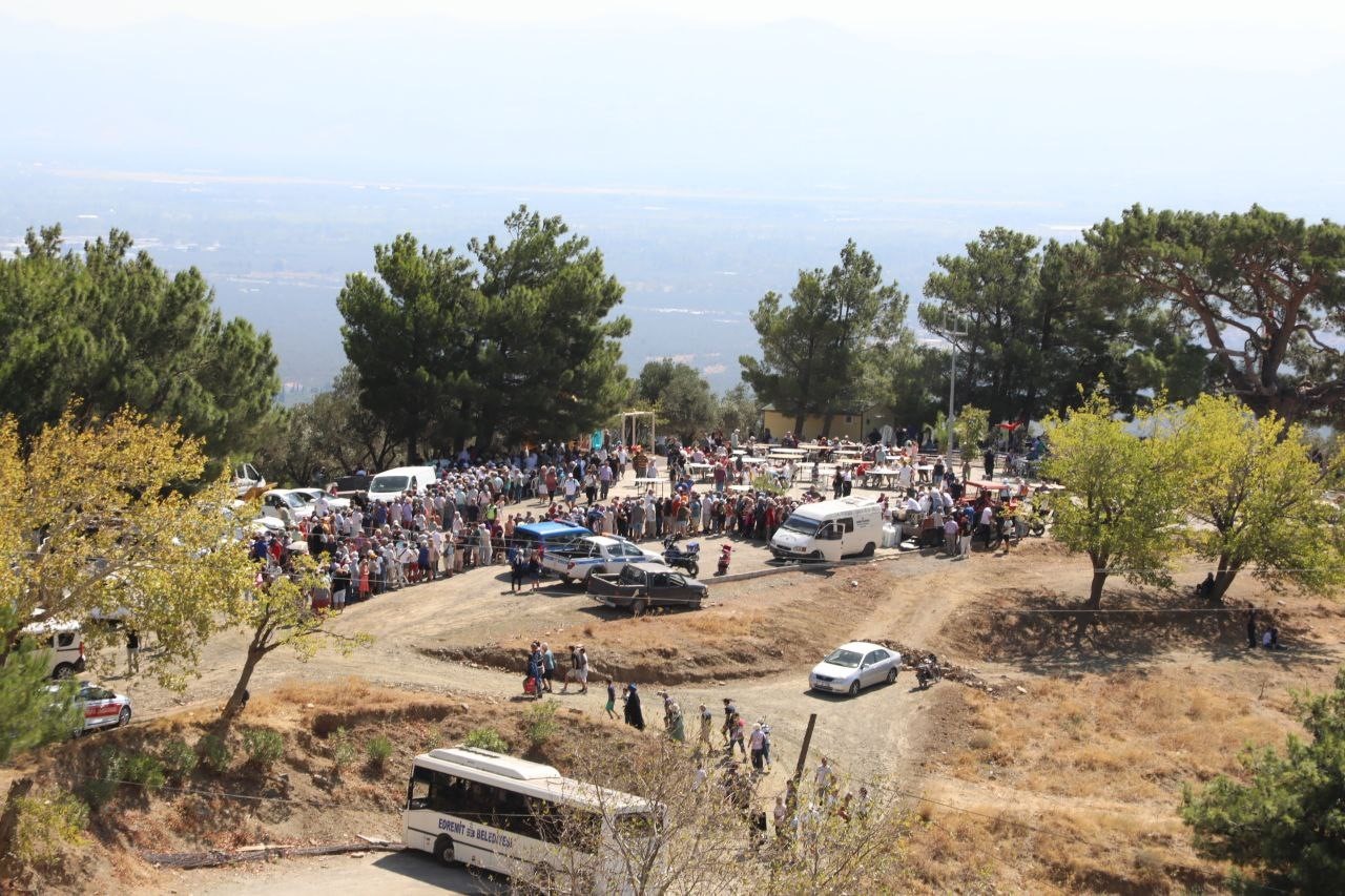 Kazdağları’nın efsanesi Sarıkız anıldı KAZDAĞLARI'NDA EFSANELERE KONU OLAN SARIKIZ ANISINA EDREMİT BELEDİYESİ TARAFINDAN HER