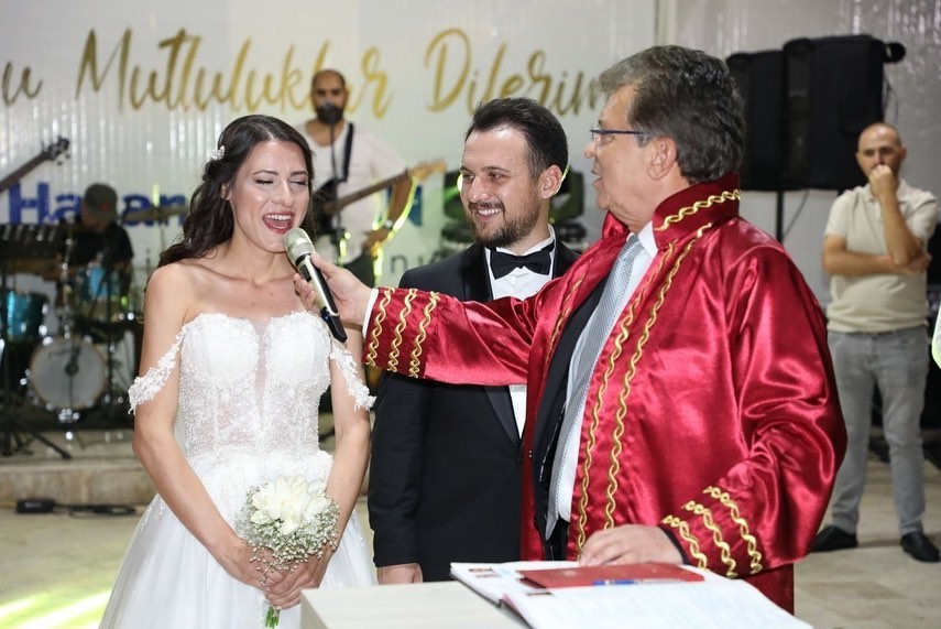 BALIKESİR’İN EDREMİT BELEDİYE BAŞKANI KIZI İPEK ARSLAN, EMRE GÜCÜN İLE