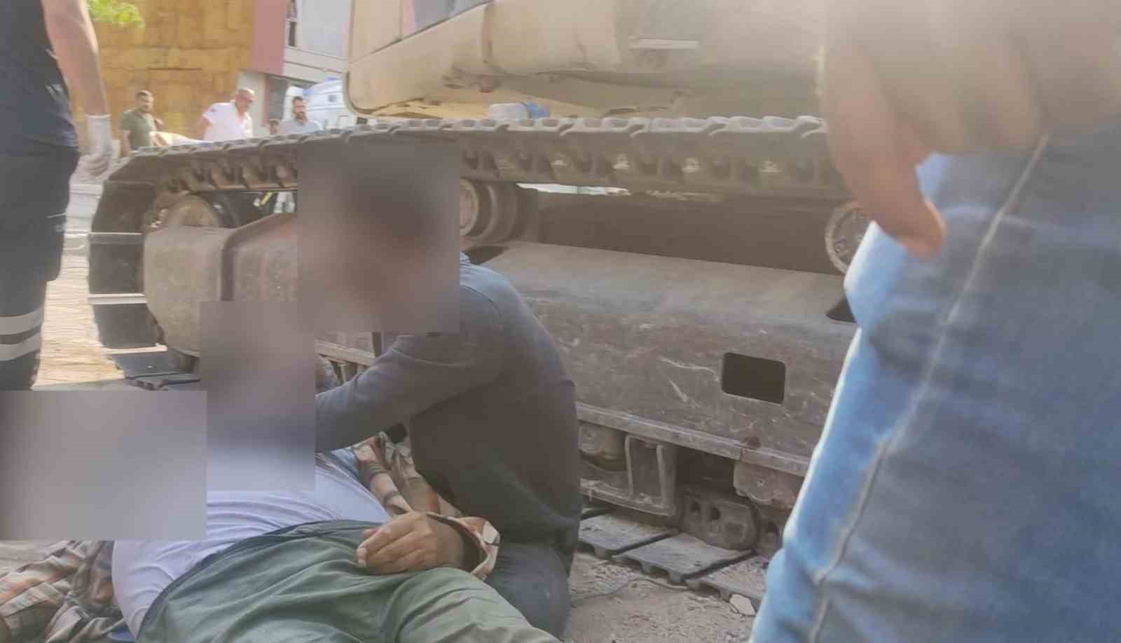 Kepçeyle kamyon arasına sıkışan işçi feci şekilde can verdi ELAZIĞ’DA KEPÇE İLE KAMYON ARASINA SIKIŞAN İŞÇİ FECİ ŞEKİLDE CAN